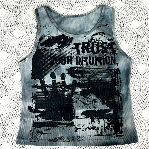 ✨4🛒 $20 ✨  Graphic Tie Dye crop Top unisex grey black nwot sz. Small sleeveless - Picture 1 of 5